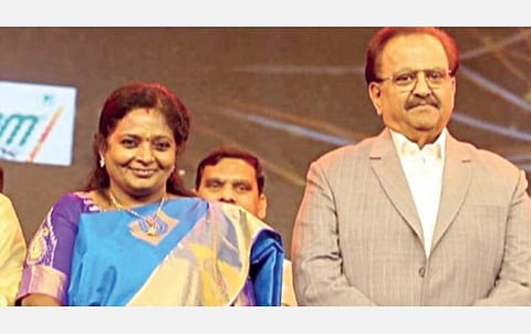 எஸ்பி பாலசுப்ரமணியத்துடன் தெலங்கானா ஆளுநர் தமிழிசை சவுந்தரராஜன்.