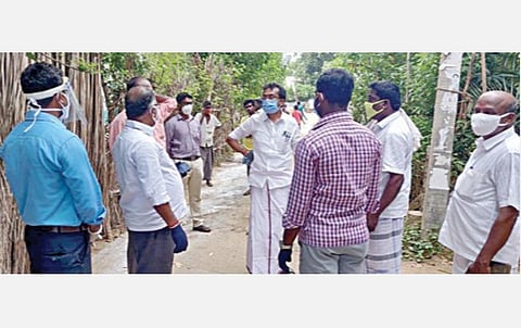 பேராவூரணி அருகே கழனிவாசல் கிராமத்தில் நேற்று முகாமிட்டிருந்த அதிகாரிகள், ஒன்றியக் குழுத் தலைவர் முத்துமாணிக்கத்திடம் விசாரிக்கின்றனர்.