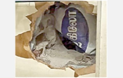 நகைக்கடை சுவரில் மர்ம நபர்கள் போட்டுள்ள துளை.