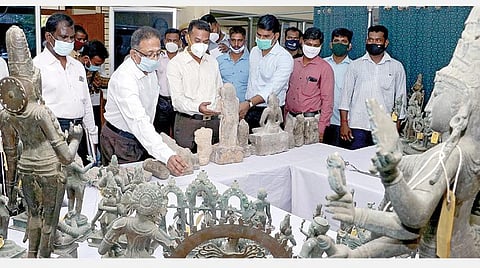 புதுச்சேரியில் நேற்று முன்தினம் கைப்பற்றப்பட்டு, சிலை கடத்தல் தடுப்புப் பிரிவு கும்பகோணம் சரக அலுவலகத்தில் நேற்று வைக்கப்பட்டிருந்த சிலைகளை பார்வையிடும் காவல் கண்காணிப்பாளர் சக்திவேல் உள்ளிட்ட அதிகாரிகள்.