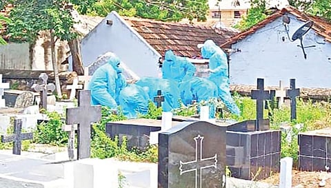 ஈரோட்டில் கரோனாவால் இறந்தவர் உடலை, பாதுகாப்பு விதிமுறைகளைப் பின்பற்றி, அவரது மத வழக்கப்படி அடக்கம் செய்யும் எஸ்டிபிஐ மற்றும் பாப்புலர் பிரன்ட் ஆப் இந்தியா தன்னார்வ குழுவினர் (கோப்புப்படம்)