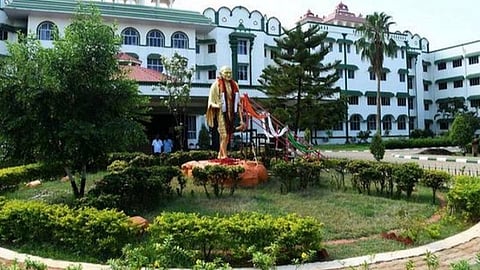 சொந்தமாக நிதி நிறுவனம் நடத்துவதாக புகார்: கூட்டுறவு வங்கி தலைவர் தகுதி நீக்க உத்தரவுக்கு உயர் நீதிமன்றம் தடை