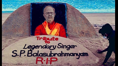 எஸ்பிபியின் மணல் சிற்பத்துடன் சுதர்சன் பட்நாயக்.