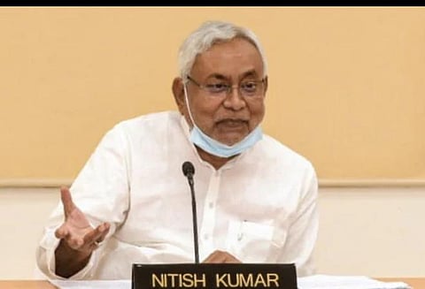 மாணவிகள் பள்ளிப் படிப்பை முடித்தால் ரூ.25 ஆயிரம்; பட்டதாரியானால் ரூ.50 ஆயிரம்: பிஹார் முதல்வர் தேர்தல் வாக்குறுதி