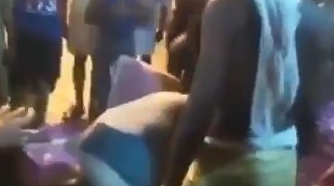 தொழிலாளியின் காலில் விழுந்த எஸ்பிபி: இணையத்தில் வைரலாகும் வீடியோ