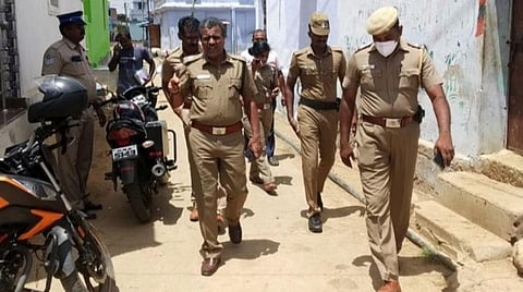 நெல்லை அருகே இரு பெண்கள் அரிவாளால் வெட்டிக் கொலை: நாட்டு வெடிகுண்டுகளை வீசி கும்பல் ரகளை- போலீஸ் குவிப்பு