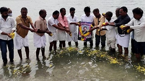 மறைந்த பாடகர் எஸ்.பி.பிக்கு  ராமேசுவரம் அக்னி தீர்த்தக் கடற்கரையில் நடைபெற்ற மலர்தூவி அஞ்சலி நிகழ்ச்சி