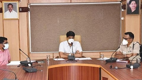 குலசேகரன்பட்டினம் தசரா விழா ஏற்பாடுகள்: தூத்துக்குடி ஆட்சியர் ஆலோசனை- கரோனா அச்சுறுத்தலால் பக்தர்கள் விரதத்தை உள்ளூர் கோயில்களிலேயே முடிக்க வேண்டுகோள்