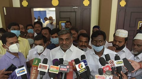 செய்தியாளர்கள் சந்திப்பில் பேசும் அமைச்சர் கே.சி.வீரமணி.