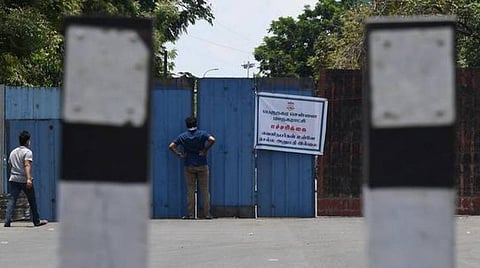 கரோனா தொற்று பாதிப்பு கண்டறியப்படும் வீடுகளில் தகரம் அடிப்பது, பேனர் கட்டுவதால் மன உளைச்சலுக்கு ஆளாகும் மக்கள்