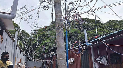 ﻿ஆபத்தான நிலையில் தொங்கும் மின் வயர்கள்.﻿