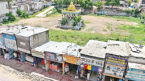 சுற்றிலும் கடைகள் சூழ்ந்து, தண்ணீரின்றி காணப்படும் மதுரை கூடலழகர் பெருமாள் கோயில் தெப்பம், படம்: எஸ்.கிருஷ்ணமூர்த்தி