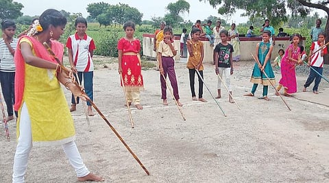 சிலம்பம் பயிற்சி அளிக்கும் வீரசுகுணா