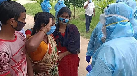 சண்முகம் உடலுக்கு அஞ்சலி செலுத்த வந்த எஸ்.பி. விஜயகுமாருக்கு எஸ்.ஐ. மனைவி திலகவதி சல்யூட் அடித்து மரியாதை செலுத்தினார்.