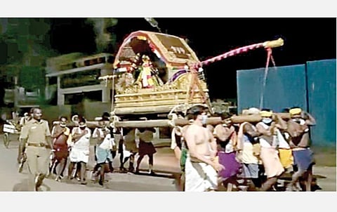 புரட்டாசி மாத திருவோண நட்சத்திரத்தை ஒட்டி வரதராஜ பெருமாள் கோயிலுக்கு தூப்புல் ஸ்ரீ வேதாந்த தேசிகர் தங்கப் பல்லக்கில் சென்றார்.