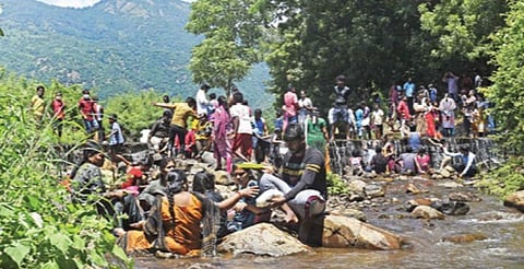 ஞாயிற்றுக் கிழமை விடுமுறை தினமான நேற்று சேலம் கன்னங்குறிச்சி அருகே உள்ள கற்பகம் தடுப்பணை நீரோடையில் குடும்பத்தினருடன் குளித்து மகிழும் பொதுமக்கள்.				   படம்: எஸ்.குரு பிரசாத்
