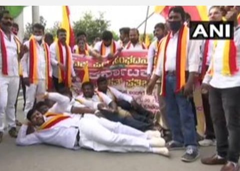 வேளாண் மசோதாக்களுக்கு எதிர்ப்பு: பல மாநிலங்களில் விவசாயிகள் போராட்டம்; சாலை மறியல்