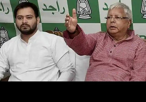 பிஹார் தேர்தலில் லாலுவின் ஆதிக்கம் முடிவிற்கு வந்து விட்டதா? ஆர்ஜேடி பிரச்சாரப் படங்களில் தேஜஸ்வீக்கு முக்கியத்துவம்