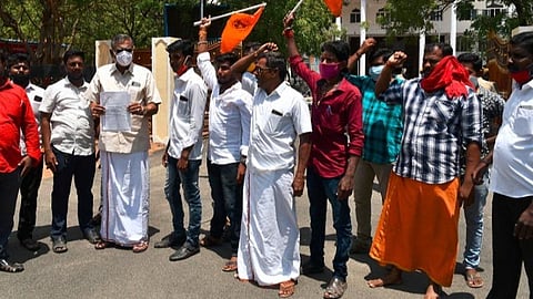 குலசேகரன்பட்டினம் தசரா திருவிழாவில் காளி வேடமணிந்த பக்தர்களை கோயிலுக்குள் தரிசனம் செய்ய அனுமதிக்க வேண்டும் என வலியுறுத்தி ஆட்சியர் அலுவலகத்தில் மனு அளிக்க வந்த இந்து முன்னணியினர். படம்: என்.ராஜேஷ்