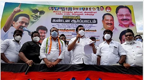 வாணியம்பாடி வருவாய் கோட்டாட்சியர் அலுவலகம் அருகே திமுக சார்பில் நடைபெற்ற கண்டன ஆர்ப்பாட்டத்தில் வேலூர் எம்.பி. கதிர் ஆனந்த் பேசினார். 