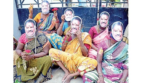 அதிமுக செயற்குழு கூட்டம் நடந்த அதிமுக தலைமை அலுவலகத்துக்கு துணை முதல்வர் ஓ.பன்னீர்செல்வம் படத்துடன் கூடிய முகக் கவசம் அணிந்து வந்திருந்த ஆதரவாளர்கள்