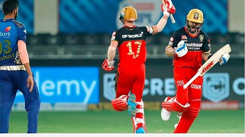 சூப்பர் ஓவரில் வெற்றியைக் கொண்டாடும் ஆர்சிபி கேப்டன் விராட் கோலி, இயலாமையில் பார்க்கும் பும்ரா.