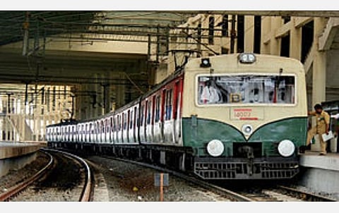 செங்கல்பட்டில் இருந்து சென்னை கடற்கரை வரையில் சிறப்பு ரயிலில் அனுமதிக்கப்படாததால் அதிகாரிகள், அரசு ஊழியர்கள் அவதி