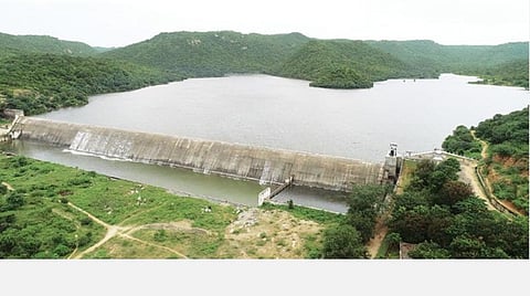 கவுன்டன்யா நதியின் குறுக்கே கட்டப்பட்டுள்ள மோர்தானா அணை முழு கொள்ளளவை எட்டியுள்ளது. அணையின் நீர் பிடிப்புப் பகுதியில் தொடர்ந்து மழை பெய்து வருவதால், அணை நிரம்பி உபரிநீர் வெளியேறி வருகிறது. படம்: வி.எம்.மணிநாதன்.