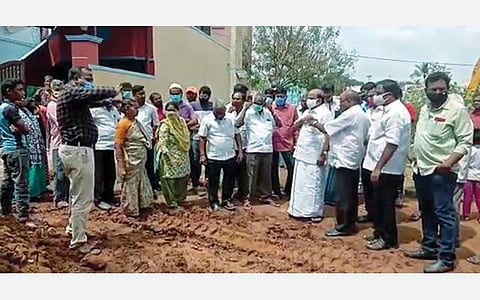 ஆம்பூரில் பாதாள சாக்கடை திட்டப்பணிகளை ஆய்வு செய்ய வந்த எம்எல்ஏ வில்வநாதனை நேற்று முற்றுகையிட்டு வாக்குவாதத்தில் ஈடுபட்ட பொதுமக்கள்.