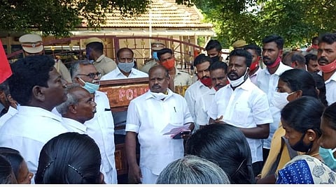 பயிர்க் காப்பீட்டுத் தொகை கேட்டு விவசாயிகள் மன்னார்குடியில் முற்றுகைப் போராட்டம்