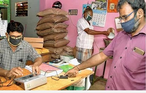 இனி குடும்பத்தினர் மட்டுமே பொருட்களை வாங்க முடியும்; கைரேகை கட்டாயம்?- ரேஷன் கடைகளில் அமலுக்கு வந்த புதிய நடைமுறைகள்