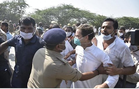 ராகுல் காந்தி நேற்று ஹத்ராஸ் செல்ல முயன்றபோது போலீஸார் தடுத்தபோது தள்ளுமுள்ளு ஏற்பட்ட காட்சி : படம் ஏஎன்ஐ