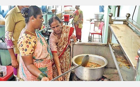 டிரான்ஸ் கிச்சன் உணவகத்தில் பிரியாணி சமைக்கும் பணியில் ஈடுபட்டுள்ள திருநங்கைகள். படம்: ஜெ.மனோகரன்