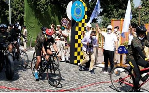 சபர்மதியில் இருந்து காந்தி சமாதிக்கு 1000 கி.மீ தூரம் சைக்கிள் பயணம்: மாவோயிஸ்ட் தாக்குதலில் கால் இழந்த வீரர் சாதனை