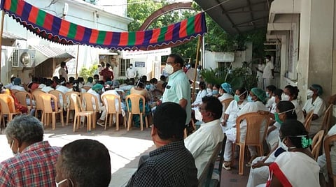 போராட்டத்தில் ஈடுபட்ட அரசு மருத்துவமனை ஊழியர்கள்.