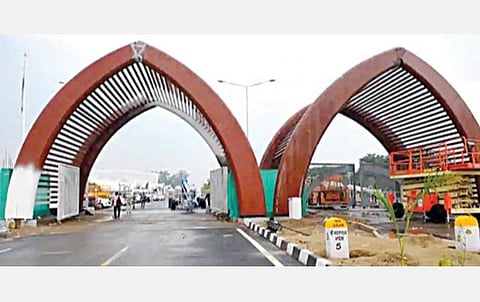 பஞ்சாப் மாநில எல்லையில் இருந்து கர்தார்பூர் செல்வதற்கான வழித்தடத்தின் நுழைவு வாயில்.