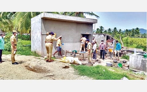 ஒடுக்கத்தூர் அருகேயுள்ள ரங்கன்கொட்டாய் கிராமத்தில் இரட்டை கொலை நடந்த  வீட்டில் விசாரணை நடத்திய வேலூர் சரக டிஐஜி காமினி மற்றும் காவல் துறையினர்.