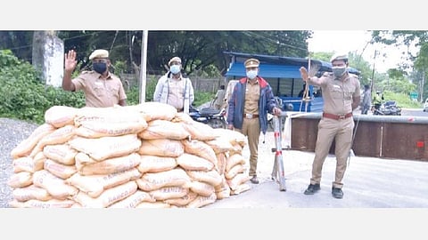 கேரள எல்லையை ஒட்டிய தமிழக சோதனைச் சாவடிகளில் துப்பாக்கி ஏந்திய போலீஸ் பாதுகாப்பு