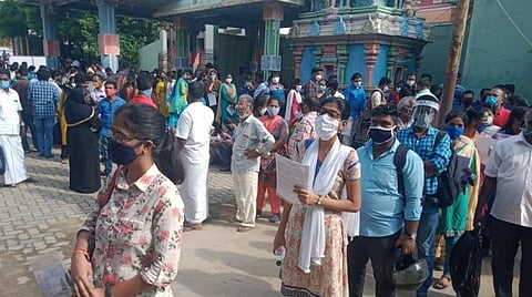 லாஸ்பேட்டை விவேகானந்தா மேனிலைப்பள்ளிக்குத் தேர்வு எழுத வந்தவர்கள்