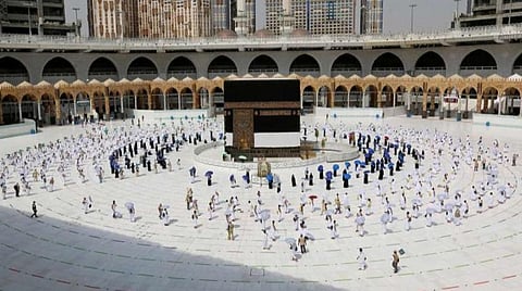 மெக்கா மசூதிக்குள் இன்று காலை அனுமதிக்கப்பட்ட மக்கள் : படம் உதவி ட்விட்டர்