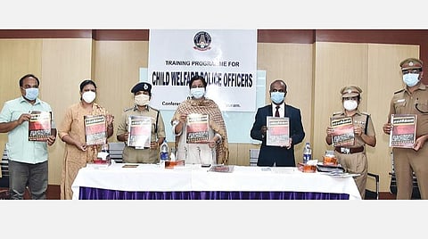 காஞ்சிபுரம் குழந்தைகள் நல காவல் துறையினருக்கான பயிற்சி வகுப்பில், குழந்தை பாதுகாப்பு தொடர்பான விழிப்புணர்வு பிரசுரத்தை காவல் துறை கூடுதல் தலைமை இயக்குநர் சீமா அகர்வால் வெளியிட்டார்.