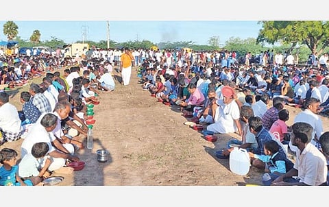 முதல்நாடு எல்லைப் பிடாரி அம்மன் கோயில் வழிபாட்டுக்குப் பிறகு அசைவ உணவு சாப்பிட அமர்ந்துள்ள ஆண்கள்.