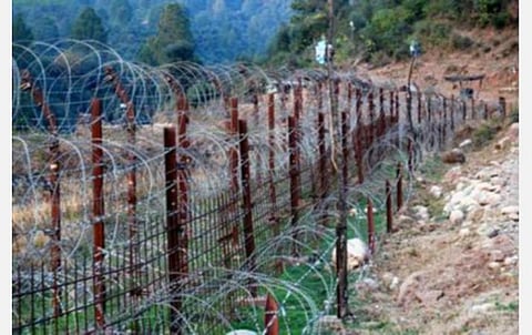 காஷ்மீர் எல்லையில் பாக். ராணுவம் அத்துமீறி தாக்குதல்