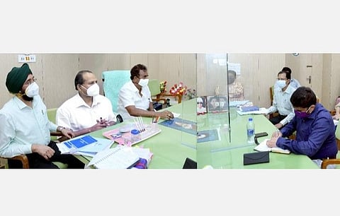 கரோனா வைரஸ் தொற்றுத் தடுப்பு, பாதுகாப்பு நடவடிக்கைகள்: அமைச்சர் வேலுமணி ஆய்வு