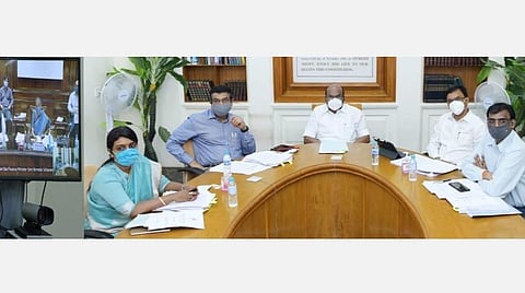 கோவிட் தொற்று காரணமாக கடும் நிதிச்சுமை; ஜிஎஸ்டி நிலுவைத்தொகை ரூ.4,321 கோடியை ஒரே தவணையில் வழங்க வேண்டும்: அமைச்சர் ஜெயக்குமார்  வலியுறுத்தல்