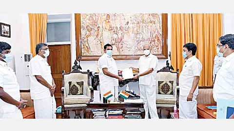 சென்னை ஆளுநர் மாளிகையில் ஆளுநர் பன்வாரிலால் புரோஹித்தை நேற்று சந்தித்த முதல்வர் பழனிசாமி, தமிழகத்தில் கரோனா வைரஸ் பரவலை கட்டுப்படுத்துவதற்காக பல்வேறு துறைகள் சார்பில் மேற்கொள்ளப்பட்டு வரும் நடவடிக்கைகள் குறித்து விளக்கினார். அப்போது அமைச்சர்கள் சி.வி.சண்முகம், கே.பி.அன்பழகன், சி.விஜயபாஸ்கர், தலைமைச் செயலாளர் க.சண்முகம் உள்ளிட்டோர் உடனிருந்தனர்.