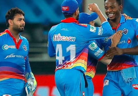 பிரிதிவியின் ஆரம்ப அதிரடி, ஸ்டாய்னிஸின் இறுதி விளாசல், ரபாடா, அக்சர் படேல் அபாரம்: ஆர்சிபி-யை நொறுக்கியது டெல்லி