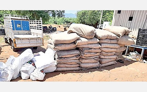 கரூர் மாவட்டம் சேர்வைக்காரனூரில் தோட்ட வீடு ஒன்றில் நேற்று பறிமுதல் செய்யப்பட்ட குட்கா பொருட்கள்.