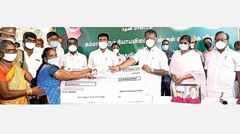 தேனி அருகே நாகலாபுரத்தில் கூட்டுறவுத் துறை சார்பில் நகரும் நியாய விலைக்கடைகளை தொடங்கிவைத்து பெண்களுக்கு கடனுதவிகளை வழங்கினார் துணை முதல்வர் ஓ.பன்னீர்செல்வம்.