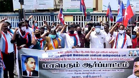 புதுச்சேரி அண்ணா சிலை அருகே விடுதலைச் சிறுத்தைகள் கட்சி பொதுச் செயலாளர் ரவிக்குமார் எம்.பி. தலைமையில் இன்று நடைபெற்ற ஆர்ப்பாட்டம்.
